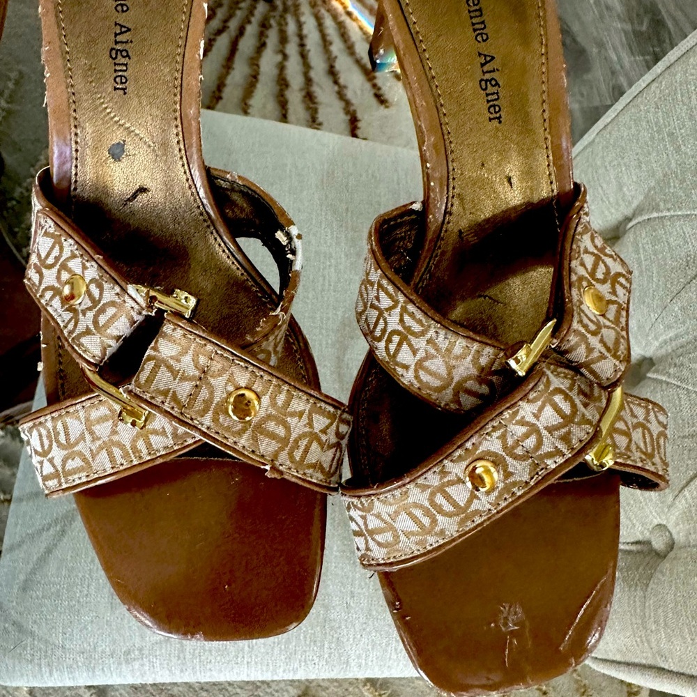 Etienne Aigner size 6.5 slides 2.5” heels tan gold